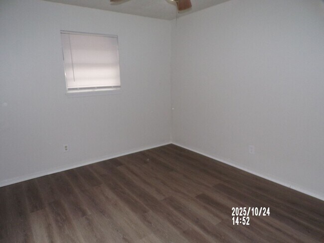 Building Photo - Very Nice home located in the Sullivan Vil...
