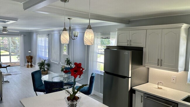 Building Photo - (55+) 2/2 Furnished Condo in Jensen Beach