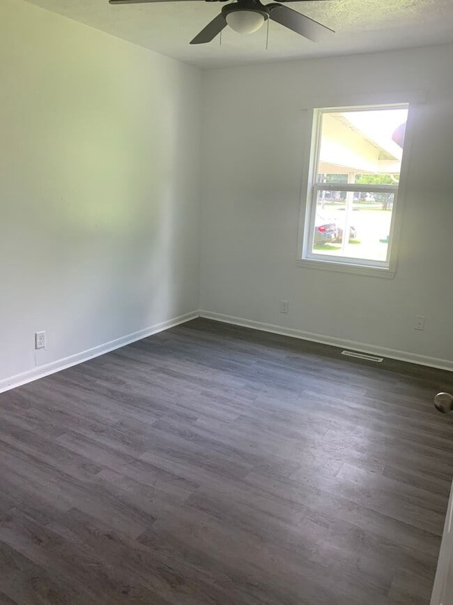 Building Photo - 2 bedroom 1 bathroom duplex with a Carport