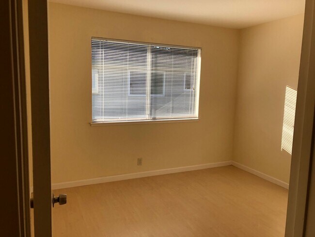 Building Photo - Walking distance to Union City Bart Station, Marina Food and Logan High