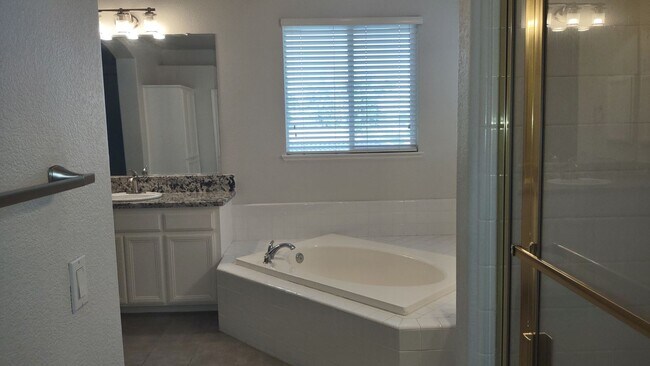 Building Photo - 6121 Lockridge Dr