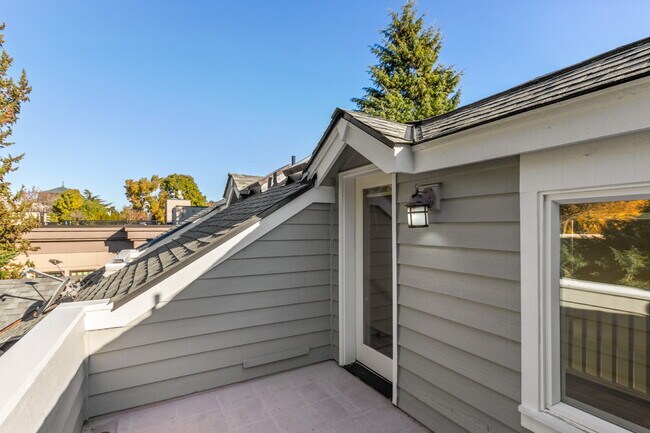 Building Photo - Stunning Capitol Hill Townhome in Prime Seattle Location – 3BR / 3BA Available June 7