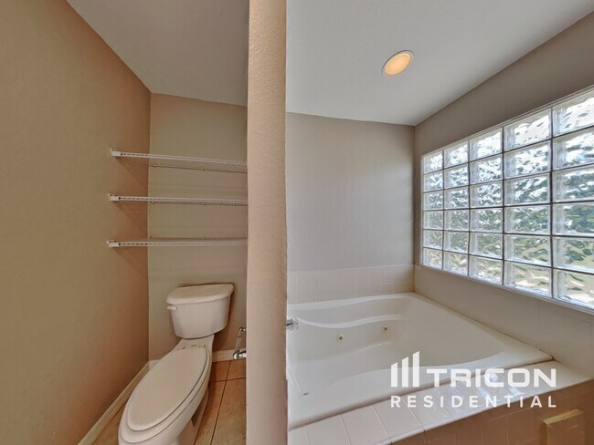 Building Photo - 1240 Fleetwood Dr NW