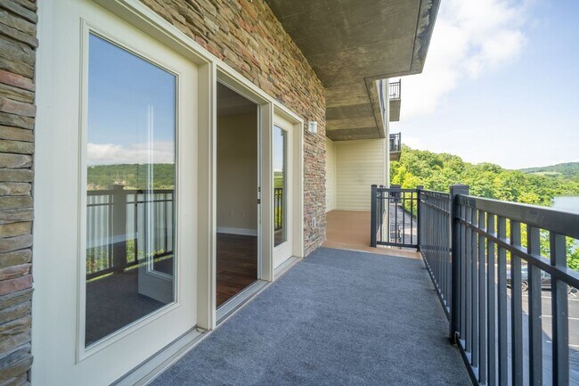 Building Photo - Lakefront Condo for Rent | 2 Bed, 2 Bath |...