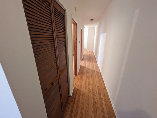 Building Photo - Updated Very Large 2 BR In Uptown