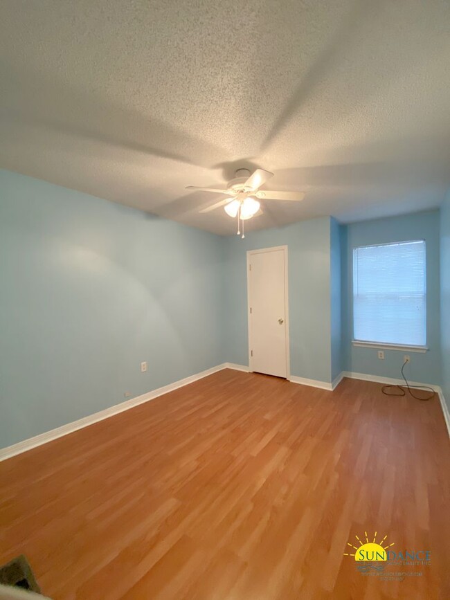 Building Photo - Great 3 Bedroom Townhouse Close to Both Ba...
