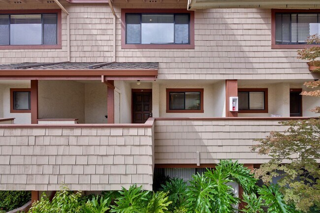 Building Photo - Popular Woodside Commons at Its Finest.