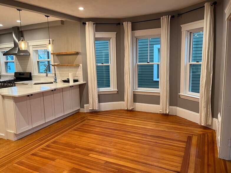 Building Photo - 8 George St