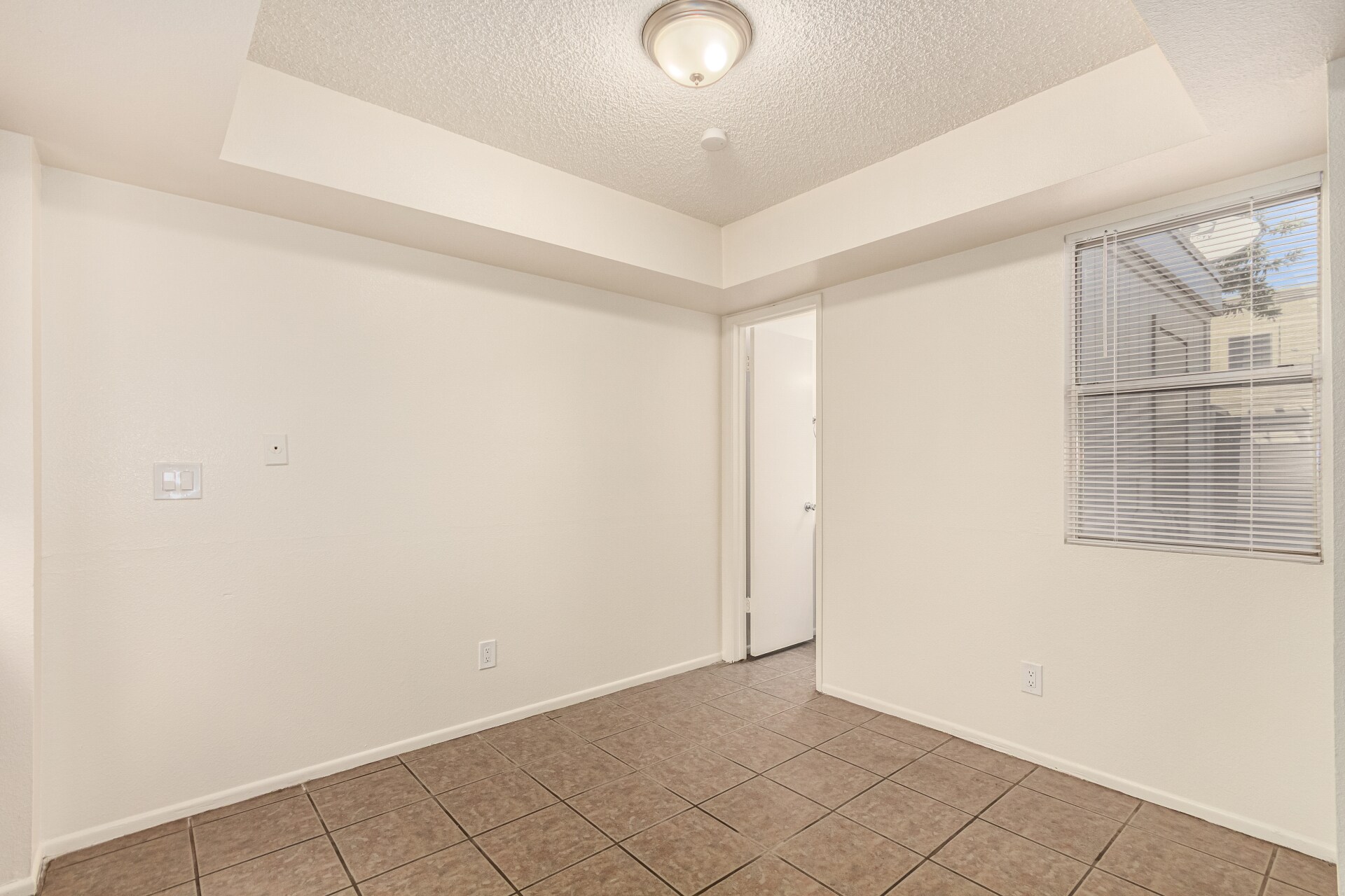 Building Photo - 5940 N 48th Ln