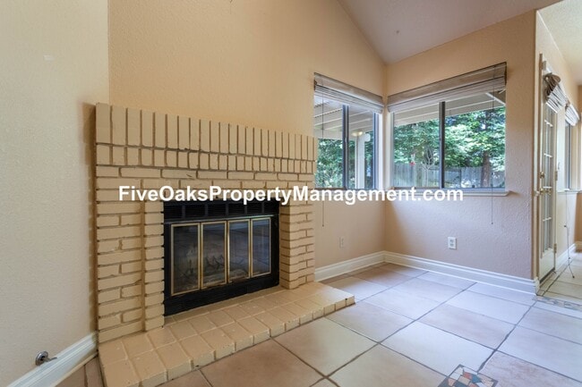Building Photo - 103 Surbaugh Square