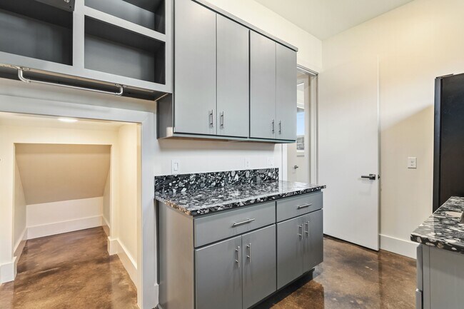 Building Photo - 3610 Oak Forest Dr