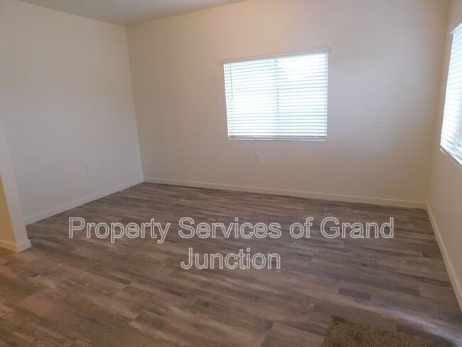 Building Photo - 658 Brookwillow Dr