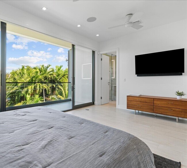 Building Photo - 1311 Bay Dr