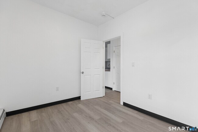 Building Photo - 654 Park St