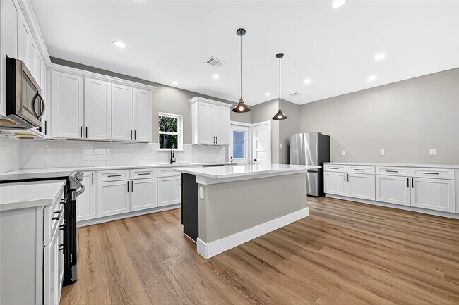 Building Photo - 809 Avenue J Pl