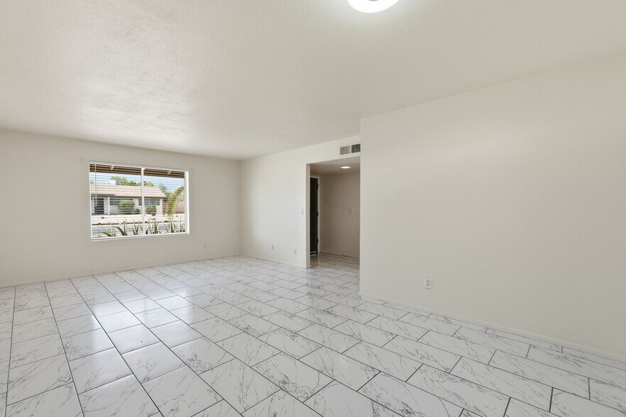 Building Photo - 4731 W Paradise Ln