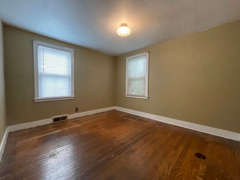 Building Photo - 311 Raphael Ave