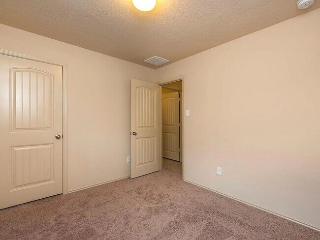 Building Photo - 3 Bed 2 Bath Home with Fenced Back Yard