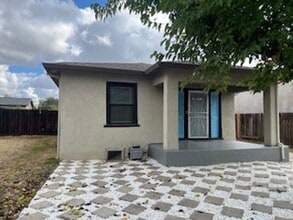 Building Photo - ADORABLE REMODELED 2 BEDROOM DUPLEX!