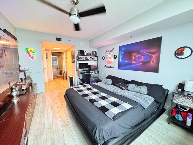 Building Photo - 2641 N Flamingo Rd