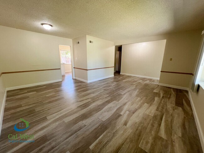 Building Photo - 10600 E Estates Dr