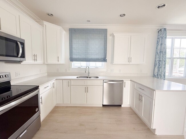 Building Photo - Pet-Friendly 3-Bedroom Home with Bright, Airy Coastal Style