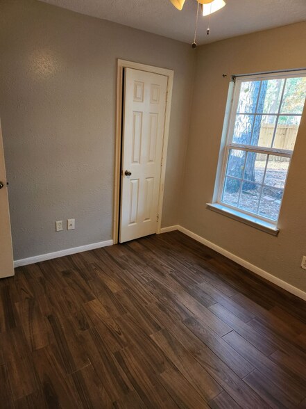 Building Photo - 27 N Circlewood Glen