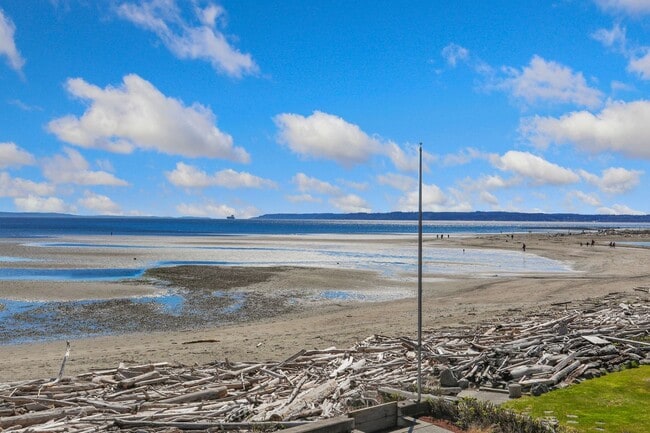 Building Photo - Spectacular Water Front Home With a Short Term  Lease to Start!