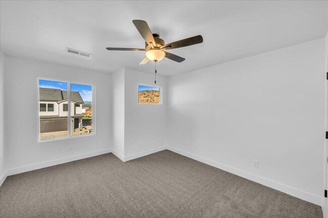 Building Photo - 4 bedroom, 2.5 bathrooms Home!