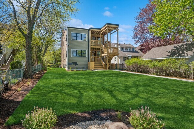 Building Photo - 2755 Eastwood Ave