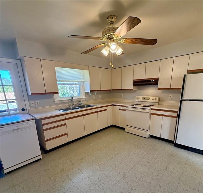 Building Photo - 178 Canonchet Dr