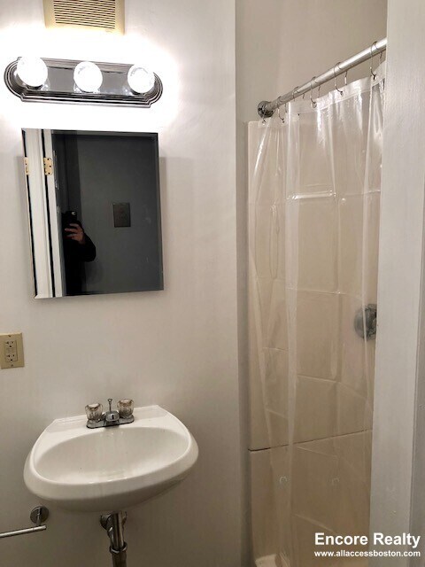 Building Photo - 1061 Beacon St