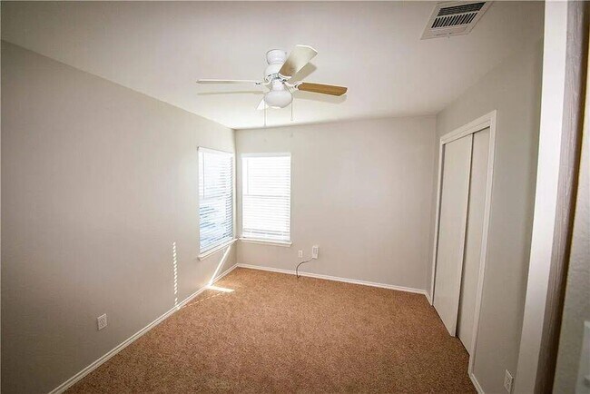 Building Photo - 2208 Bluebonnet Dr