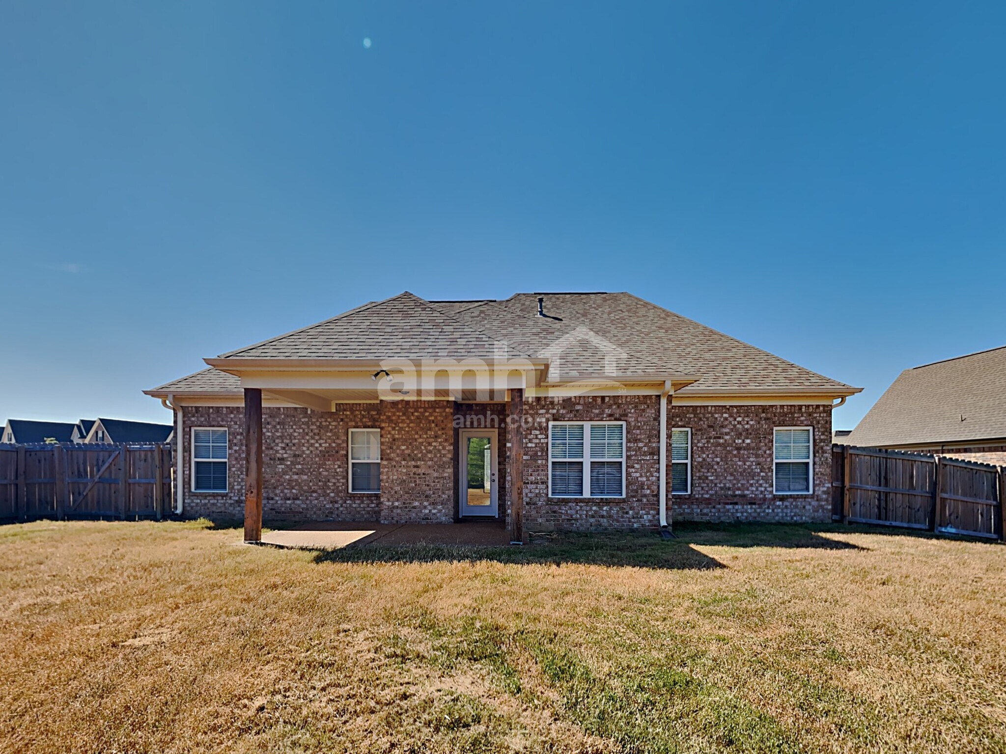 Building Photo - 3284 Vineyard Dr S