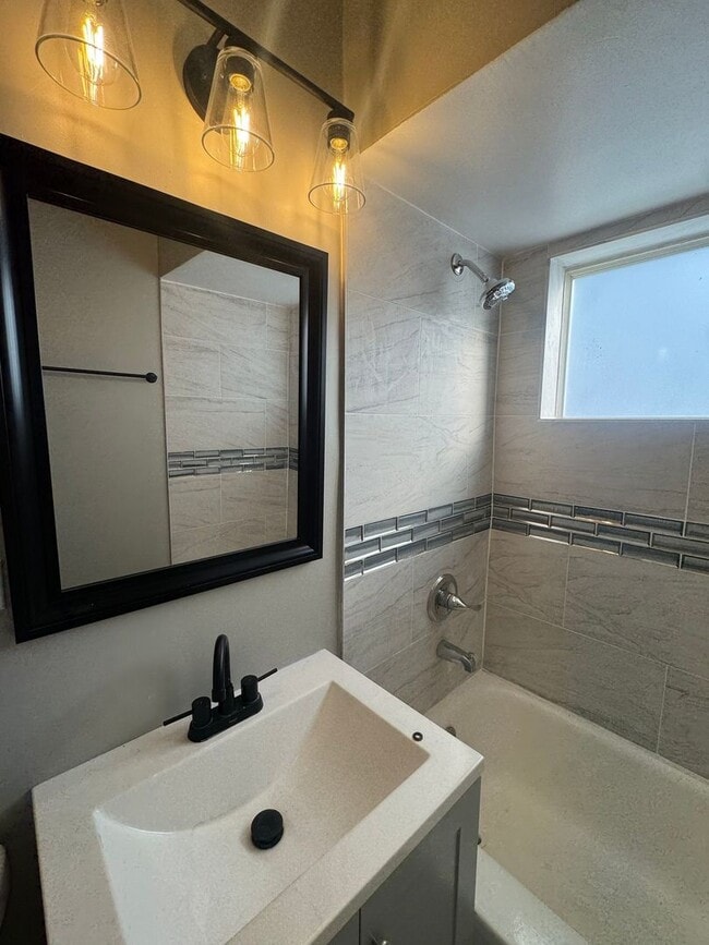 Building Photo - Charming 3-Bedroom Home in Gary