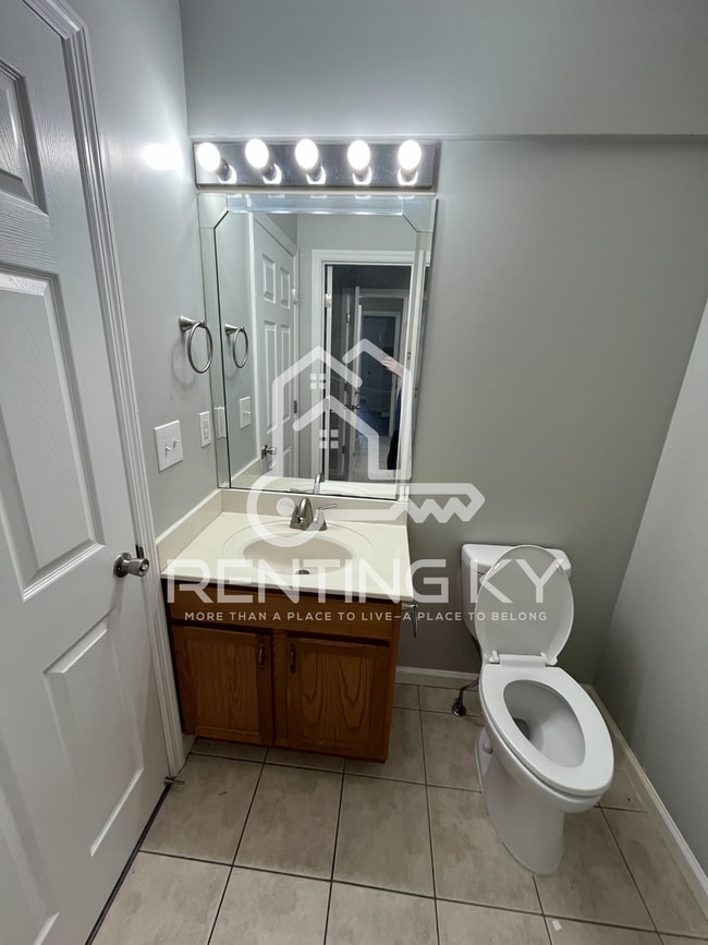 Building Photo - Huge 3-Bed, 2.5-Bath Townhouse!