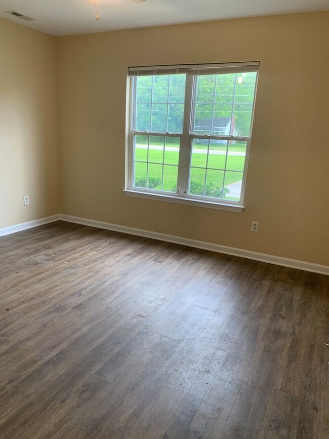 Building Photo - 3 Bedroom 2 Bath on Park Ave. Available