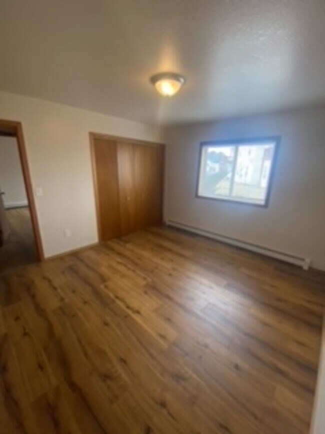 Building Photo - 2 Bedrooms 1 Bathroom 4 Plex - Belgrade