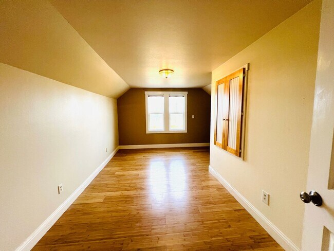 Building Photo - Beautiful 2 bedroom, + office/bonus room i...