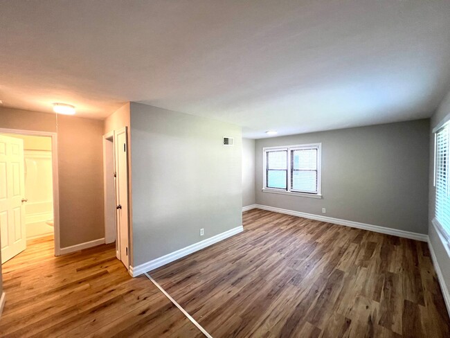 Building Photo - Updated Spacious 3 Bedroom 1 Bath  - Prese...