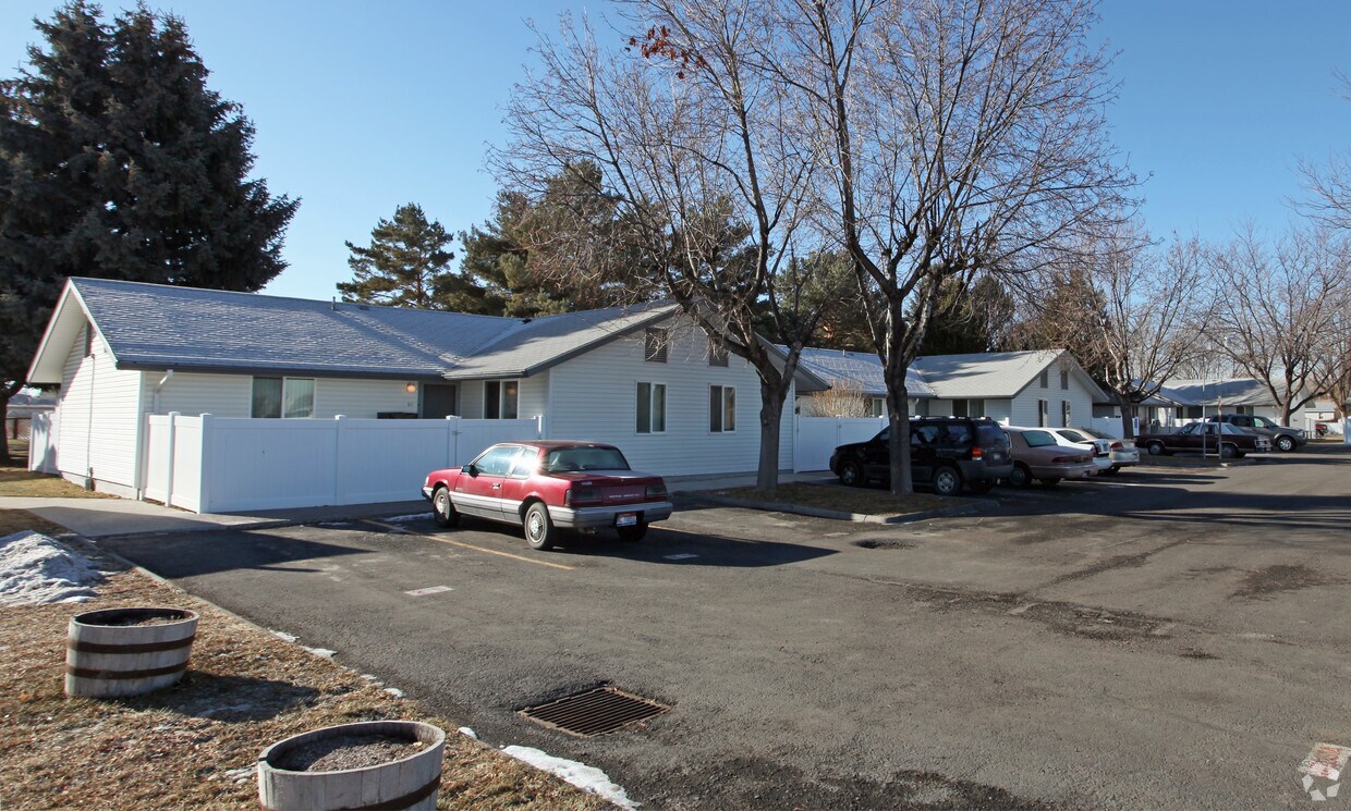 Goosecreek Manor - Burley Id Apartment Finder