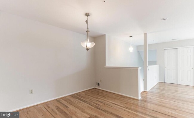 Building Photo - 1346 Chanticleer-