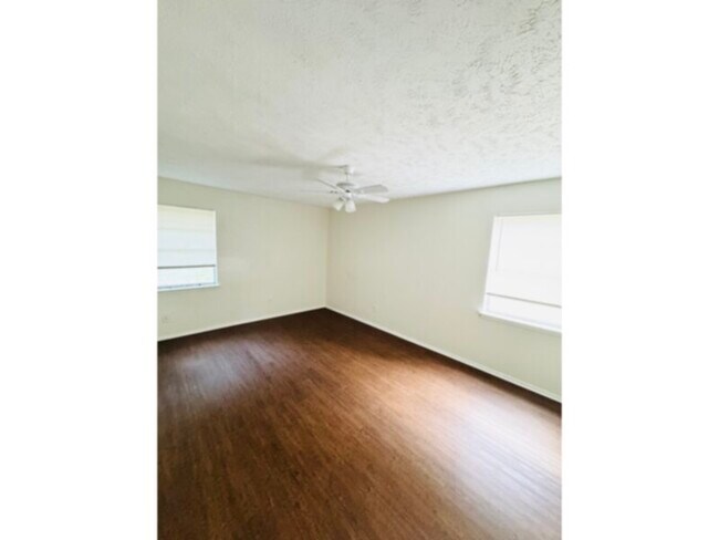 Building Photo - ****2 BEDROOM IN DALLAS WITH LARGE GARAGE ...
