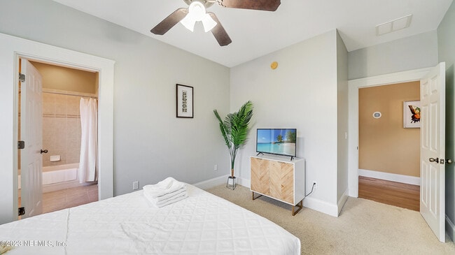 Building Photo - 128 E 9th St