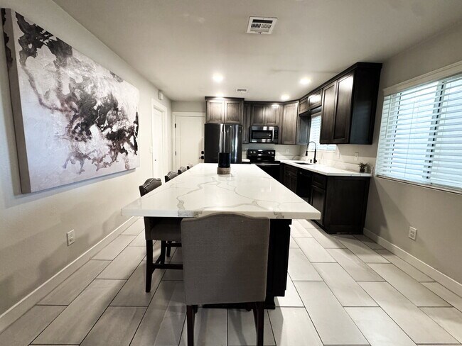 Building Photo - "Newly Renovated 3-Bed, 2-Bath Condo in Yuma!"