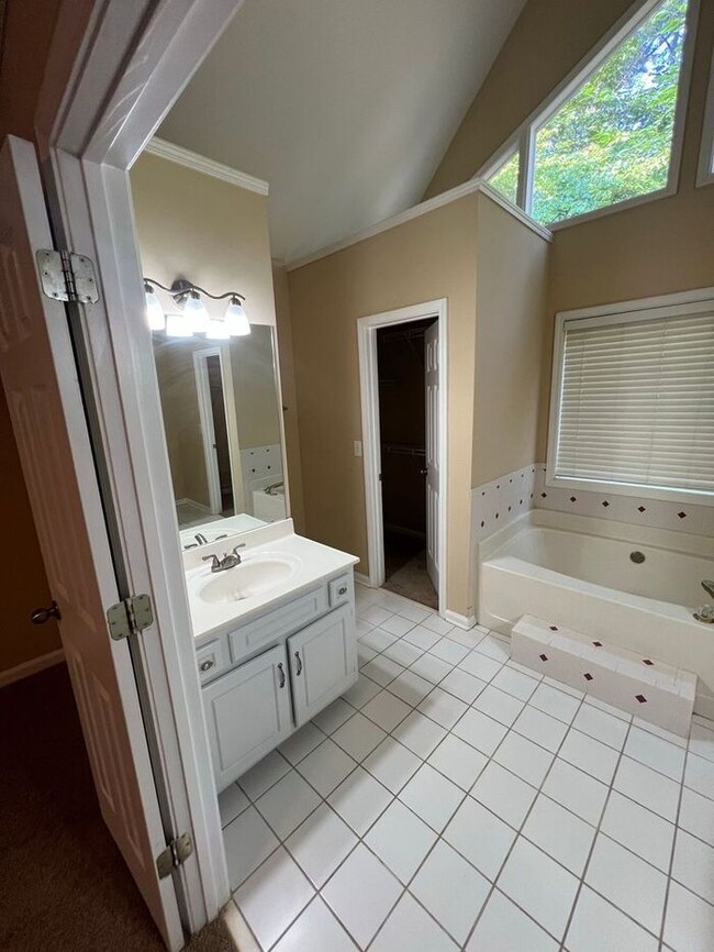 Building Photo - Gorgeous Ranch 4 bedroom 2 bath home in Lawrenceville