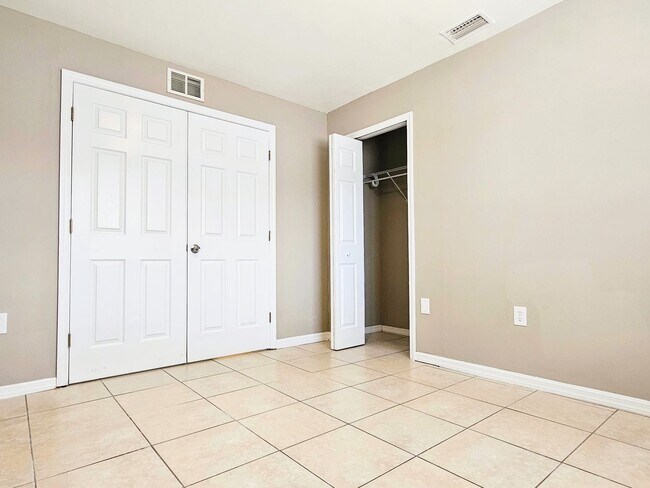 Building Photo - 3 BR / 2 BA Duplex Conveniently Located in Lehigh Acres
