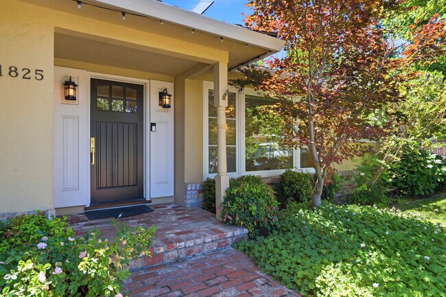 Building Photo - 1825 White Oak Dr