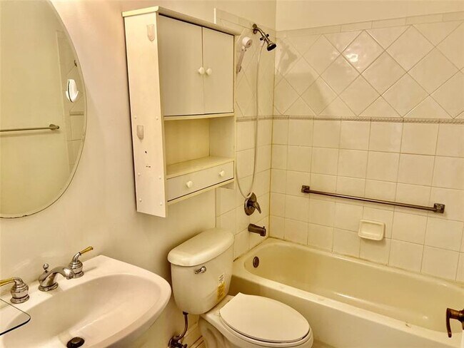 Building Photo - 7932 Exeter Cir W