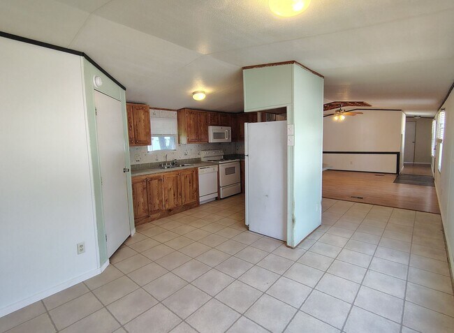 Building Photo - 225 Community Dr